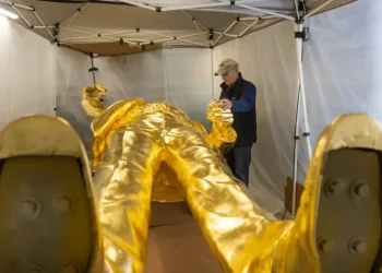 30万美元造特朗普镀金雕像，一场Meme币的疯狂营销