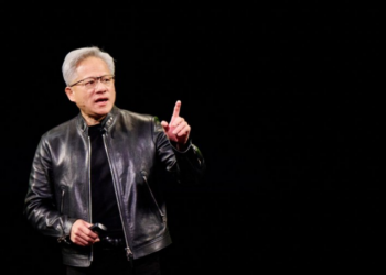 黄仁勋「点火」失败：GTC 提了光通信，为什么板块反而熄火？