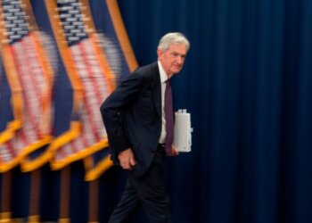 鲍威尔谢幕不退场，特朗普降息算盘恐落空